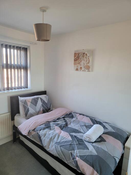 2 Bedroom End Of Terrace House Apartment *