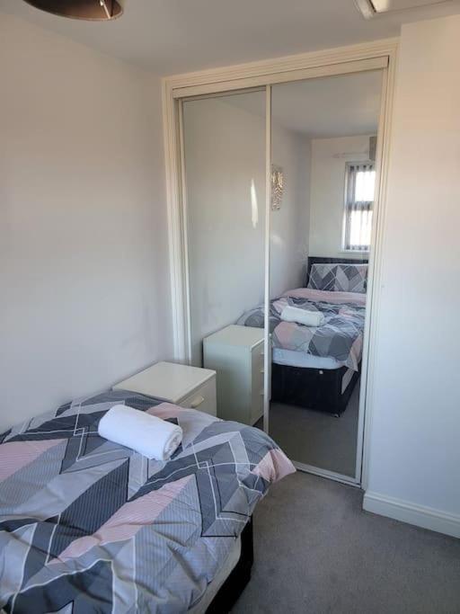 2 Bedroom End Of Terrace House Apartment *