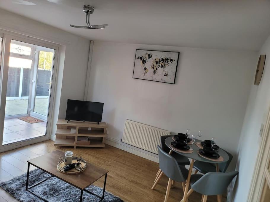 2 Bedroom End Of Terrace House Apartment Wellington (Shropshire)