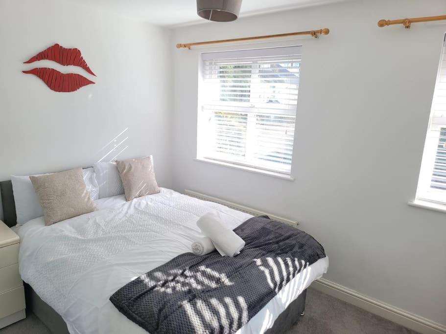 2 Bedroom End Of Terrace House Apartment *